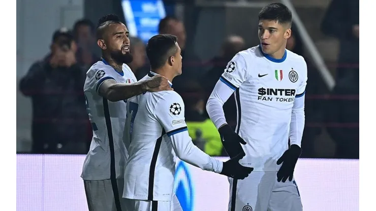 Alexis y Vidal celebran el gol de AS7 contra Sheriff por la Champions League.