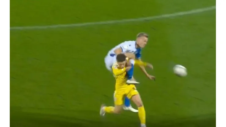 Patada en la cara de Van Hecke contra jugador del Fulham