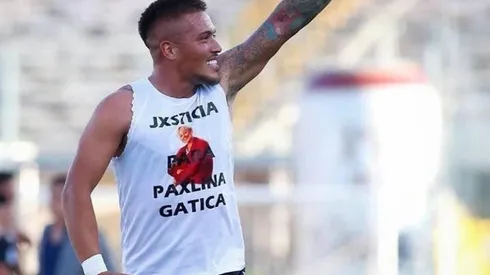 El delantero albo recibió una tarjeta amarilla administrativa.