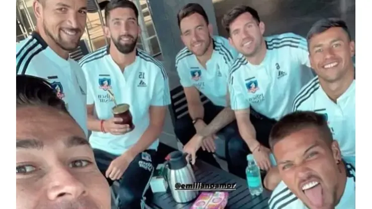 El reglamento dice que no se pueden compartir botellas ni bombillas, pero Colo Colo lo hizo alrededor de un mate. Pero no fue denunciado, así que no puede haber reincidencia ni resta de puntos