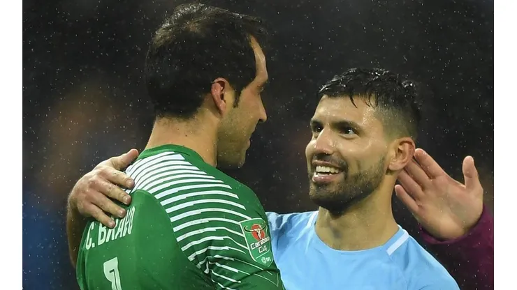 Claudio Bravo y Sergio Agüero fueron compañeros en el Manchester City.