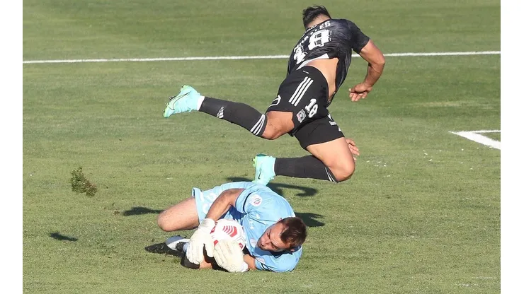 Universidad Católica cayó ante Colo Colo en el estadio Monumental, pero puede recuperar transitoriamente el liderato