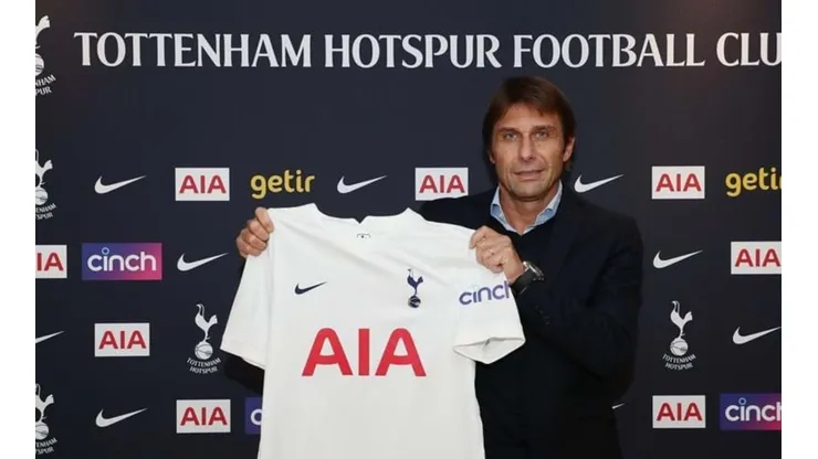 Tottenham anunció de manera oficial como entrenador a Antonio Conte.
