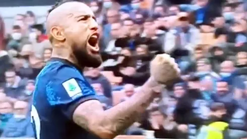 Arturo Vidal y su efusivo "vamos": trató hasta de trancar con la cabeza.