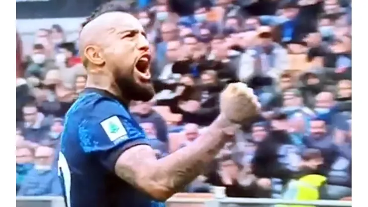 Arturo Vidal y su efusivo "vamos": trató hasta de trancar con la cabeza.