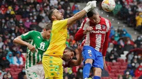 Prensa española destaca a Bravo pese a goleada del Atlético Madrid.