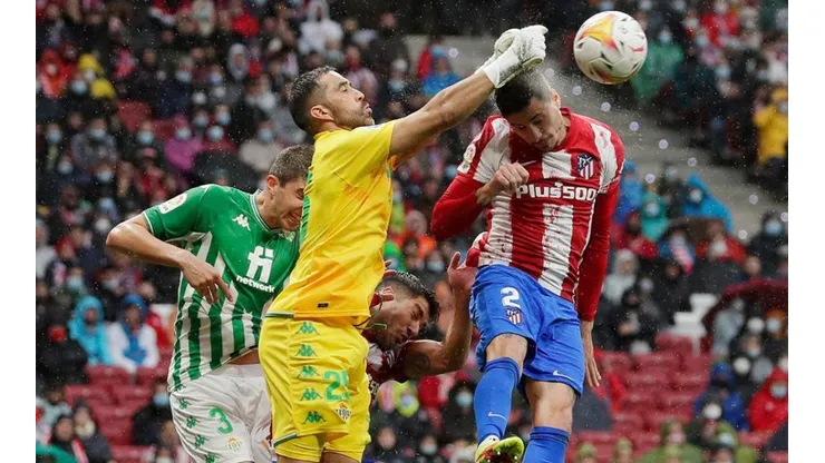 Prensa española destaca a Bravo pese a goleada del Atlético Madrid.