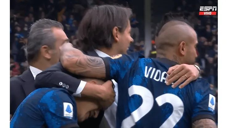 Cuidado con Alexis, profe: el abrazo de Inzaghi a los chilenos del Inter en el gol de Correa.