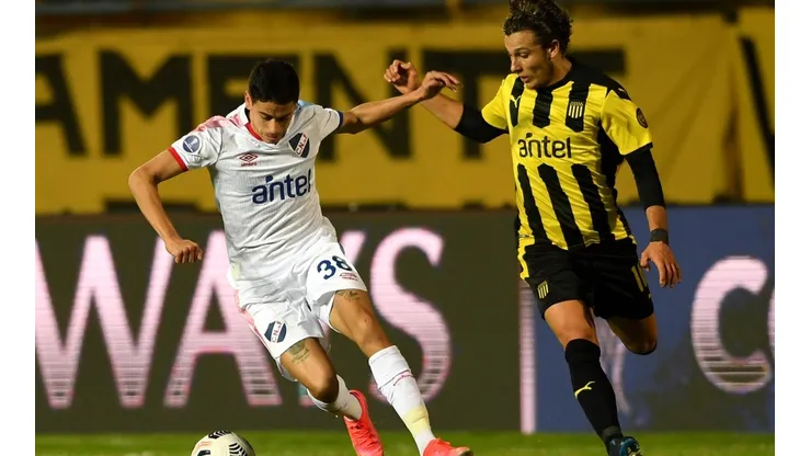 Peñarol es líder del futbol charrúa con 19 unidades, mientras que el bolso está a solo cinco unidades.