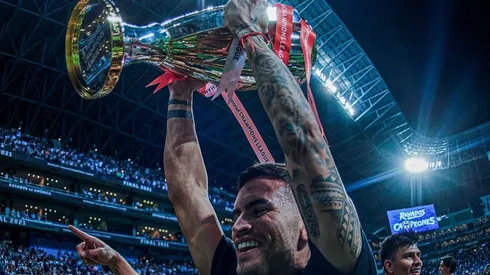 Sebastián Vegas levanta la Concachampions tras vencer con el Monterrey al América en la final. Foto: @Rayados