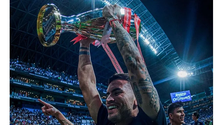 Sebastián Vegas levanta la Concachampions tras vencer con el Monterrey al América en la final. Foto: @Rayados