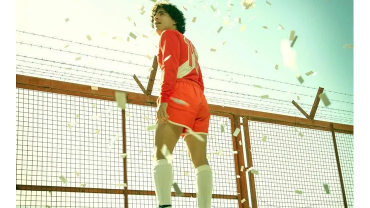 La historia de Diego Maradona desde su nacimiento, su ascenso a lo alto del fútbol mundial hasta el homenaje al primer año de su muerte llega en "Maradona: Sueño Bendito".