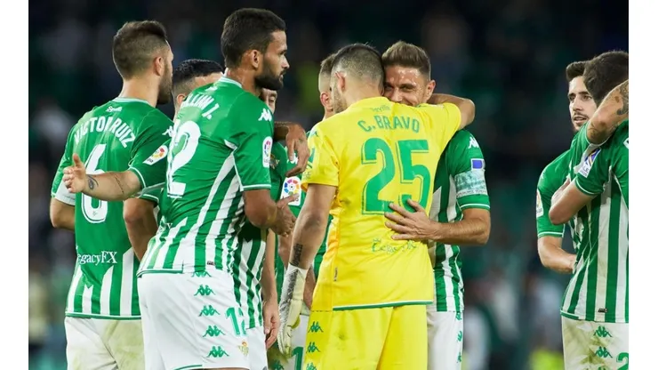 Elogios y aplausos para Claudio Bravo tras la goleada del puntero Betis.