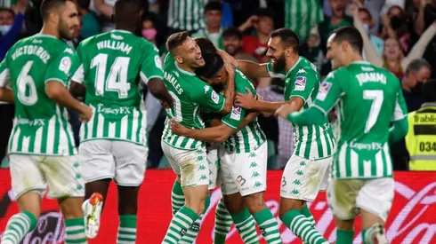 Los jugadores festejaron el triunfo del Real Betis por 4-1 ante el Valencia