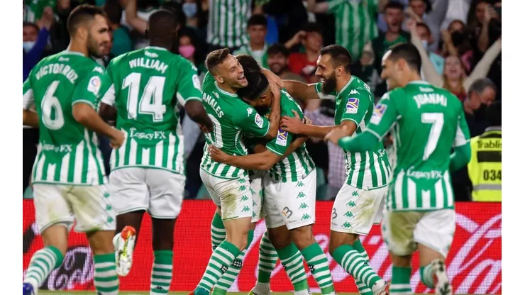Los jugadores festejaron el triunfo del Real Betis por 4-1 ante el Valencia