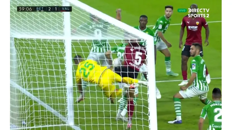 Claudio Bravo dudó salir y se le hizo tarde en el gol del Valencia.