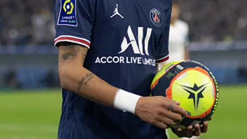 Un futbolista de PSG fue víctima de un violento ataque en París.