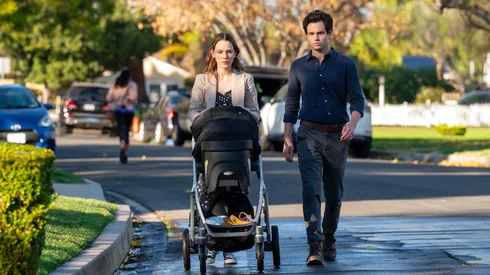 Conoce a la pareja de You fuera de la pantalla