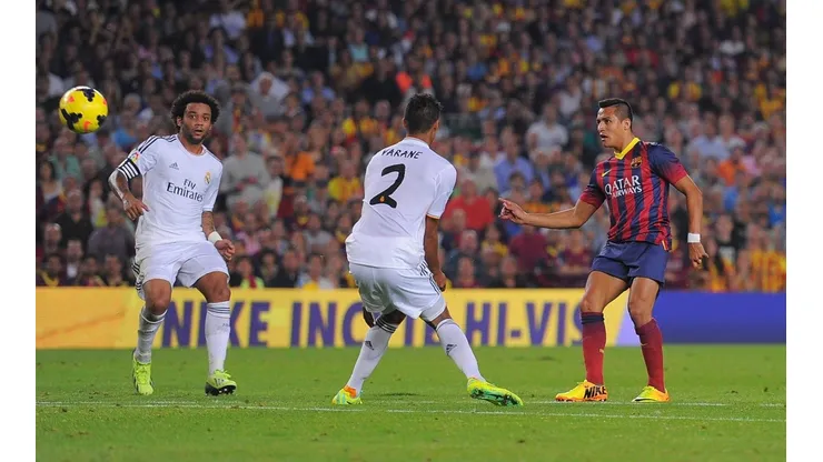 Alexis Sánchez definió con sobrada calidad luego de sacarse a Raphael Varane.