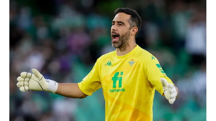 Claudio Bravo y Manuel Pellegrini alcanzan la punta de La Liga con goleada contra Valencia.