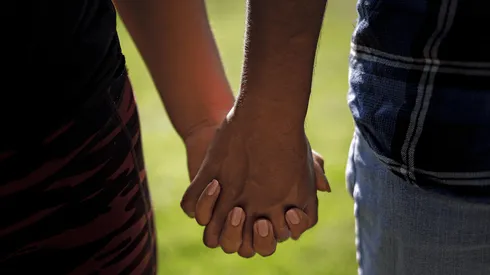 Parejas con vínculo legal pueden obtener beneficios.