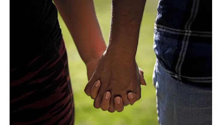 Parejas con vínculo legal pueden obtener beneficios.