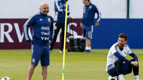 Sampaoli junto a Leo Messi en la selección argentina