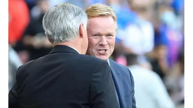 Carlo Ancelotti hablándole al oído a Ronald Koeman