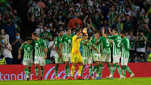 Claudio Bravo celebra junto a sus compañeros en el Benito Villamarín