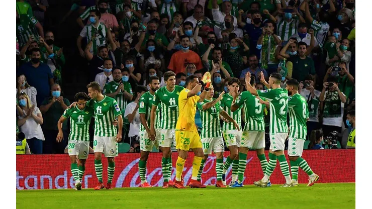 Claudio Bravo celebra junto a sus compañeros en el Benito Villamarín