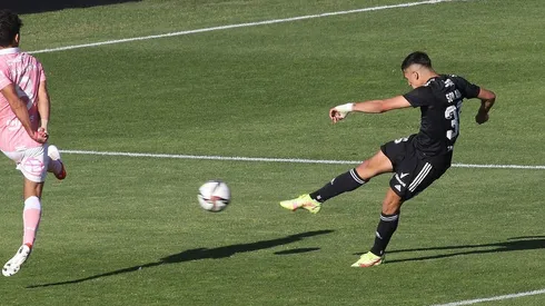 Pablo Solari empalma el balón que se convirtió en el empate parcial de un Colo Colo en el que se acostumbró a anotar goles importantes