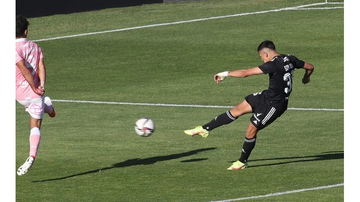 Pablo Solari empalma el balón que se convirtió en el empate parcial de un Colo Colo en el que se acostumbró a anotar goles importantes