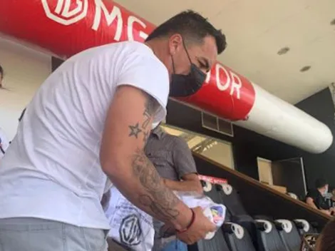 Paredes regala pelotas y camisetas en el Monumental
