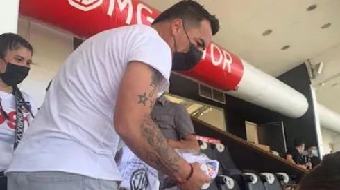 Esteban Paredes les entregó regalos a los niños en el Monumental