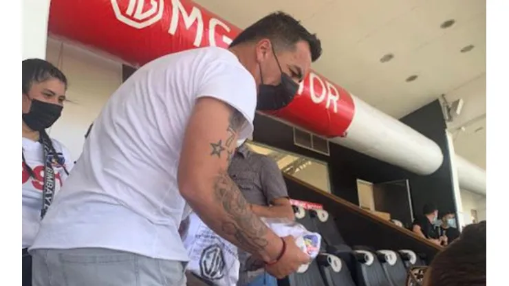 Esteban Paredes les entregó regalos a los niños en el Monumental