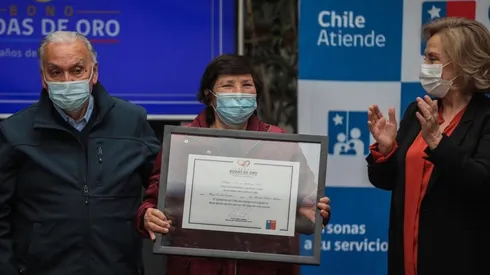 La Primera Dama, Cecilia Morel, durante la entrega del bonos bodas de Oro, en el patio de Las Camelias del Palacio de La Moneda.