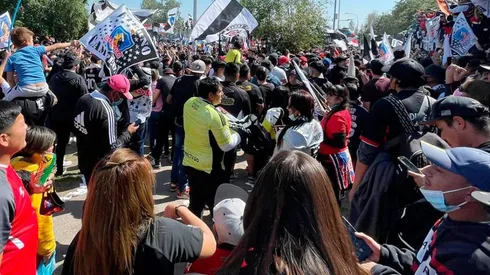 Hinchas de Colo Colo llegaron a las afueras de La Ruca para el arengazo previo a la "final" contra Universidad Católica.