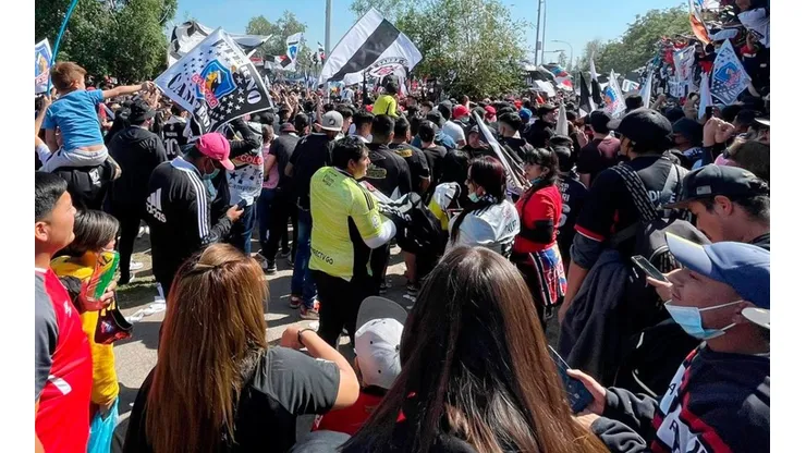 Hinchas de Colo Colo llegaron a las afueras de La Ruca para el arengazo previo a la "final" contra Universidad Católica.