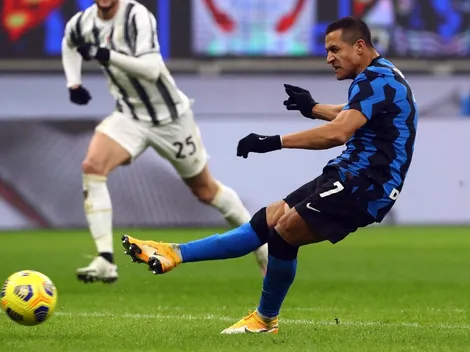 Alexis y Vidal disputan una camiseta ante Juventus