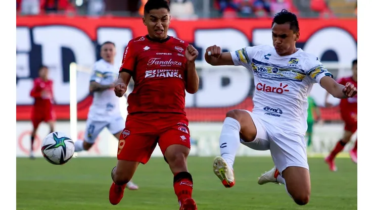 Ñublense y Everton protagonizaron un bonito partido con un entretenido primer tiempo.