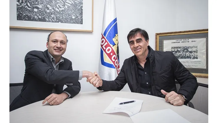 Gustavo Quinteros ha llevado a Colo Colo desde la disputa por la permanencia a convertirse en primer candidato al título del Campeonato Nacional