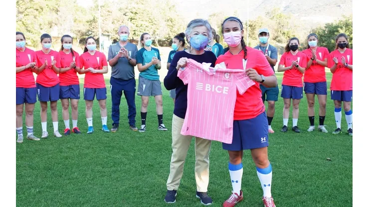 El plantel de Universidad Católica femenino junto a la camiseta rosa en una iniciativa especial de #GolDeChilena.