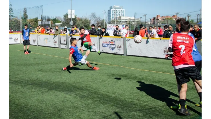 Sigue la búsqueda de los futbolistas amateurs más hábiles cuando el Red Bull Neymar Jr's Five llegue hasta Antofagasta .