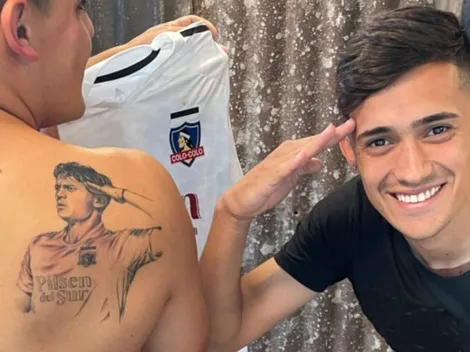 Solari sorprende a hincha que se lo tatúa en la espalda