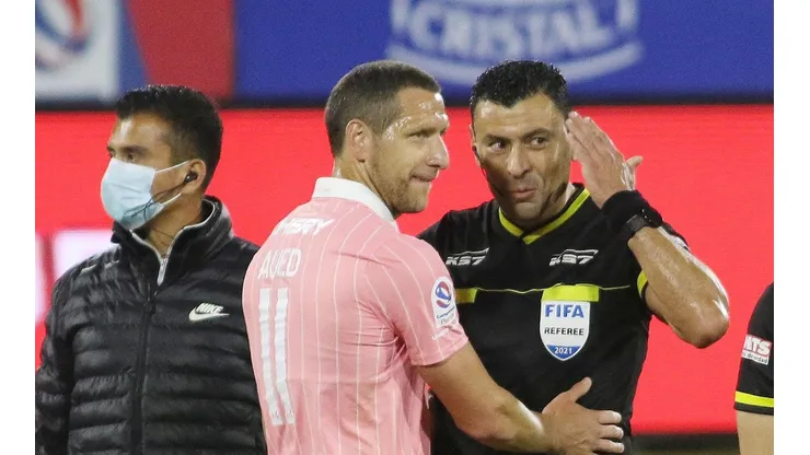 Roberto Tobar aclara las jugadas que están en la polémica y asume su error en la expulsión de Zampedri