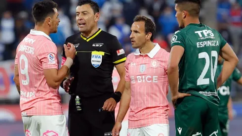 De acuerdo a lo que señalan a Redgol, Roberto Tobar no quedó conforme con la decisión de expulsar a Fernando Zampedri en el duelo entre Universidad Católica y Wanderers