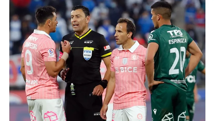 De acuerdo a lo que señalan a Redgol, Roberto Tobar no quedó conforme con la decisión de expulsar a Fernando Zampedri en el duelo entre Universidad Católica y Wanderers