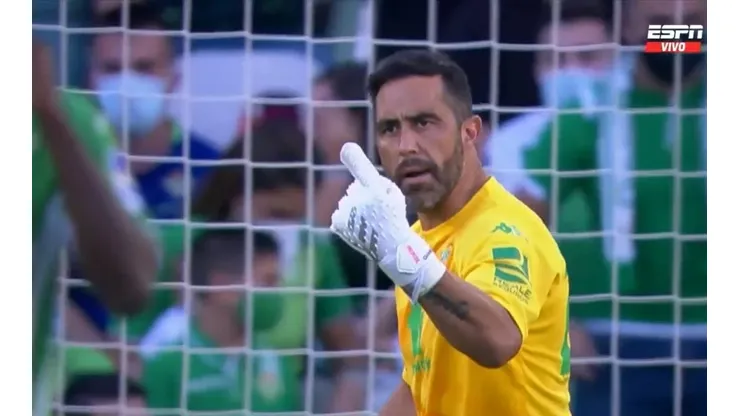 Claudio Bravo logró una gran intervención en el primer minuto.