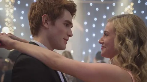 La pareja hizo oficial su relación al final de la temporada 5.