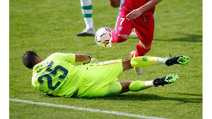 Claudio Bravo vuelve a ser prenda de garantía del Betis, esta vez en competencias europeas
